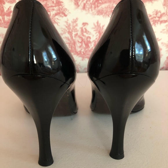 Stuart Weitzman black patent open toed pump - Picture 4 of 9